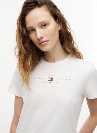 Tommy Jeans Beyaz Kadın Bisiklet Yaka Baskılı T-Shirt DW0DW22789YBL