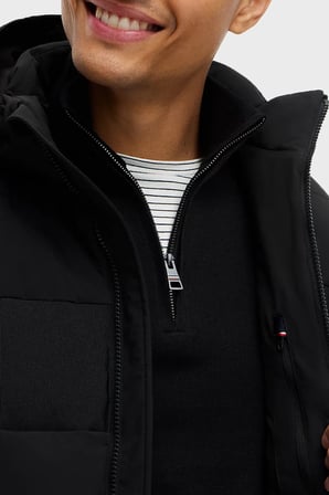 Tommy Hilfiger Logolu Kapitone Desenli Regular Fit Kapüşonlu Yaka Mont Erkek MONT MW0MW45273 BDS SİYAH