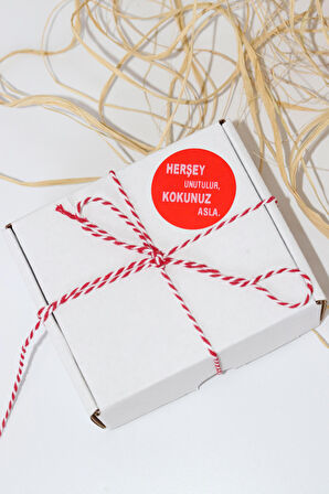 Herşey Unutulur Kokunuz Asla Kırmızı 50 mm Yuvarlak Yapışkanlı Sticker Etiket 100 Adet