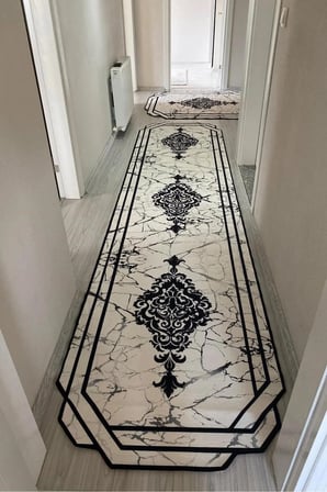 Yolluk Halı – Kaymaz Tabanlı, Yıkanabilir, Yumuşak Dokulu, Şık ve Dayanıklı Tasarım (tuğra