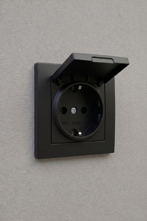 Duvar Prizi Kapaklı Topraklı Siyah 16A 250V Monofaze İç ve Dış Mekan Elektrik Prizi Standart Tip