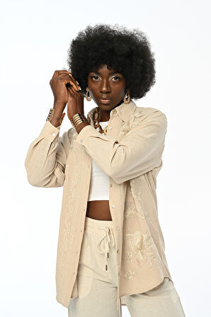 KADIN ÖNÜ ÇİÇEK NAKIŞ İŞLEMELİ DÜZ RENK GÖMLEK