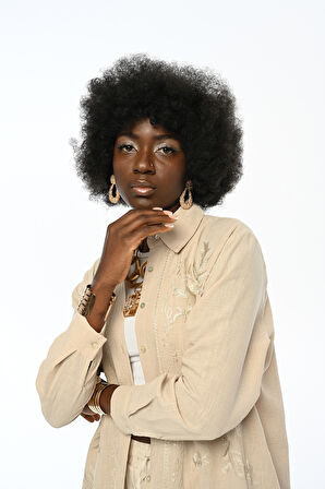 KADIN ÖNÜ ÇİÇEK NAKIŞ İŞLEMELİ DÜZ RENK GÖMLEK