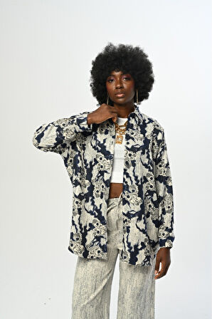 KADIN DESENLİ LACİVERT OVERSİZE KESİM GÖMLEK