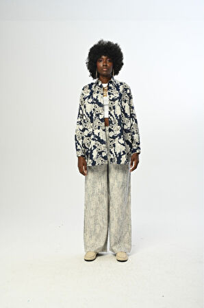 KADIN DESENLİ LACİVERT OVERSİZE KESİM GÖMLEK