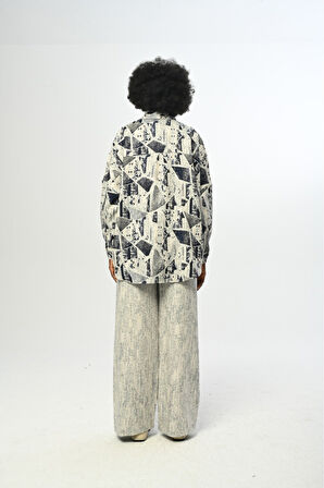 KADIN DESENLİ LACİVERT OVERSİZE GÖMLEK