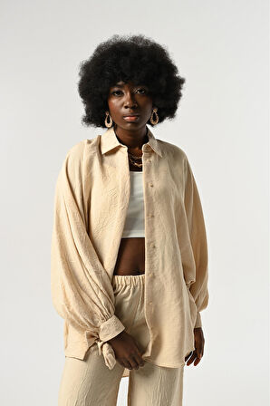 KADIN KOLLARI BAĞLAMA DETAYLI KIRIŞIK KUMAŞ DÜZ RENK OVERSİZE GÖMLEK