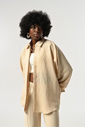 KADIN KOLLARI BAĞLAMA DETAYLI KIRIŞIK KUMAŞ DÜZ RENK OVERSİZE GÖMLEK