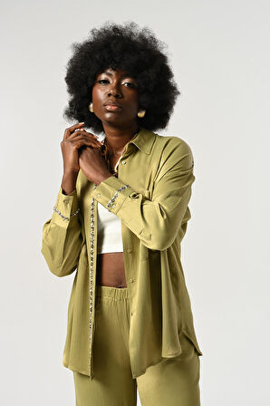 KADIN ÖNÜ VE KOLLARI TAŞ-PUL İŞLEMELİ DÜZ RENK GÖMLEK