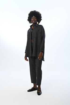 KADIN ÇİFT CEPLİ DÜZ RENK KOLLARI BÜZGÜLÜ OVERSİZE KESİM GÖMLEK