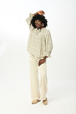 KADIN YAKASI VE KOLLARI BÜZGÜLÜ ÇİZGİLİ GÖMLEK