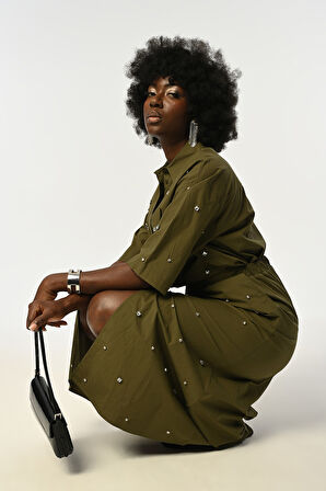 KADIN ÖNÜ TAŞ İŞLEMELİ TRUVAKAR KOLLU HAKİ RENK GÖMLEK