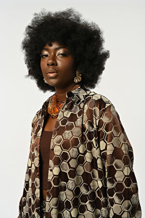 KADIN PETEK DESENLİ KAHVERENGİ OVERSİZE KESİM GÖMLEK