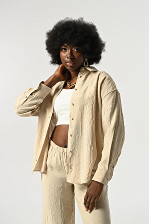 KADIN DÜĞME DETAYLI KIRIŞIK KUMAŞ DÜZ RENK GÖMLEK