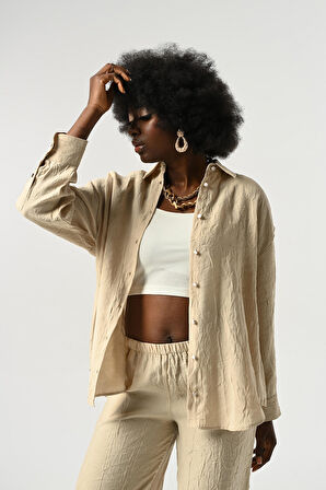 KADIN DÜĞME DETAYLI KIRIŞIK KUMAŞ DÜZ RENK GÖMLEK