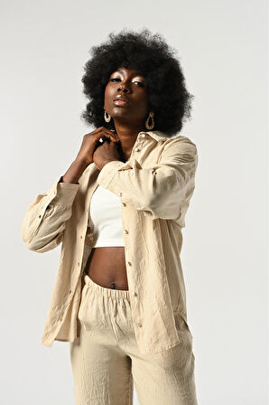 KADIN DÜĞME DETAYLI KIRIŞIK KUMAŞ DÜZ RENK GÖMLEK