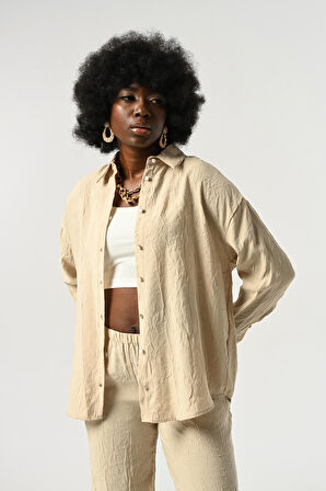 KADIN DÜĞME DETAYLI KIRIŞIK KUMAŞ DÜZ RENK GÖMLEK