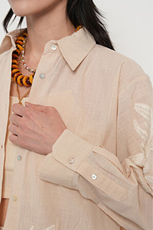 KADIN AÇIK BEJ DAL ŞEKİLLİ NAKIŞ İŞLEMELİ GÖMLEK