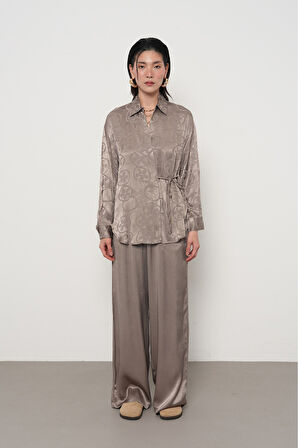 KADIN DESENLİ YANDAN BAĞLAMALI GRİ RENK GÖMLEK