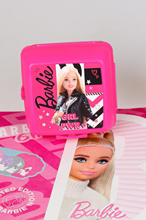"DEKOMUS CEP DEFTERİ HEDİYELİ" YENİ SEZON LİSANSLI BARBIE "GIRL POWER" BESLENME ÖRTÜSÜ,BESLENME KABI VE 500 ML MATARA SETİ