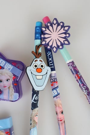x Dekomus Lisanslı Elsa Frozen 2 Adet Figürlü Kurşun Kalem, Yıldız Kalemtraş, Silgili Kurşun Kalem Ve Silgi Seti