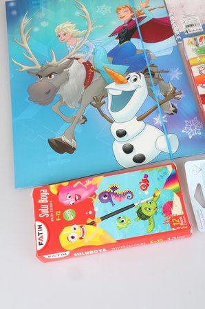 x Dekomus Lisanslı Elsa Frozen 40 Parça Boyama Seti Resim Defteri,Kuru Boya,Pastel Boya,Sulu Boya, 2 Adet Figürlü Kurşun Kalem, Yıldız Kalemtraş, Silgili Kurşun Kalem Ve Silgi Seti