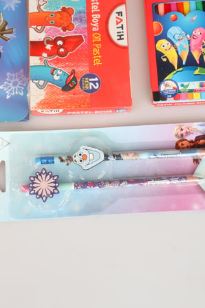 x Dekomus Lisanslı Elsa Frozen 40 Parça Boyama Seti Resim Defteri,Kuru Boya,Pastel Boya,Sulu Boya, 2 Adet Figürlü Kurşun Kalem, Yıldız Kalemtraş, Silgili Kurşun Kalem Ve Silgi Seti