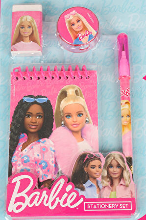 DEKOMUS İLE YENİ SEZON LİSANSLI BARBIE 4'LÜ KIRTASİYE SETİ NOT DEFTERİ,GEÇMELİ KURŞUN KALEM,SİLGİ VE KALEMTRAŞ SETİ