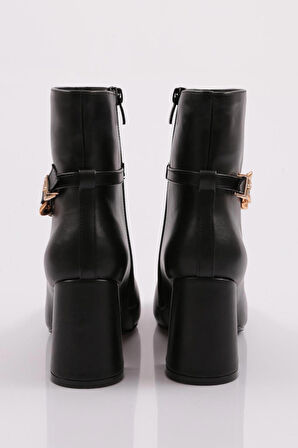 Dgn K405-22K Kadın Zincir Aksesuarli  Topuklu Bot