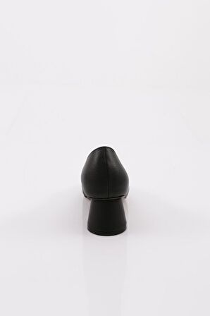 Dgn 4310 Kadın Metal Aksesuarli Sivri Burun Kalin Kisa Topuklu Ayakkabi