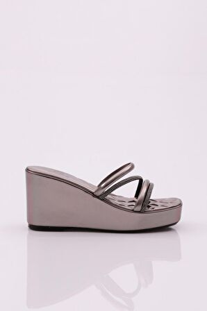 Dgn 830 Kadin Dolgu Taban Silver Taşli Terlik