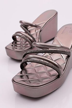 Dgn 830 Kadin Dolgu Taban Silver Taşli Terlik