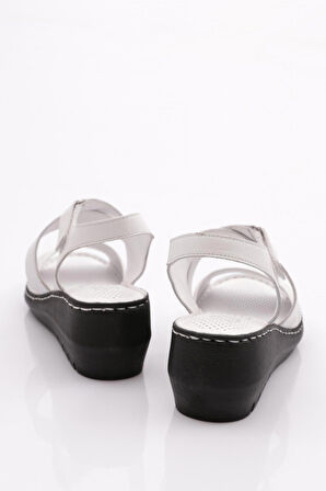 Dgn 1005 Kadın Kalin Topuk Cirtli Sandalet