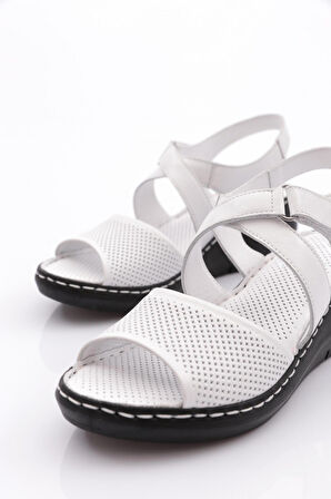 Dgn 1005 Kadın Kalin Topuk Cirtli Sandalet