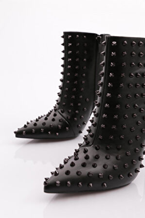 Dgn 5274 Kadın Metal Diken Desenli Topuklu Bot