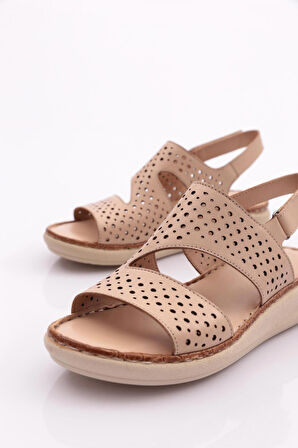 Dgn 323 Kadın Delik Desenli Bilekten Bağlama Sandalet