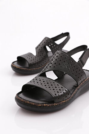 Dgn 323 Kadın Delik Desenli Bilekten Bağlama Sandalet