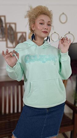 NAKIŞLI KAPŞONLU KANGURU CEPLİ SWEATSHIRT