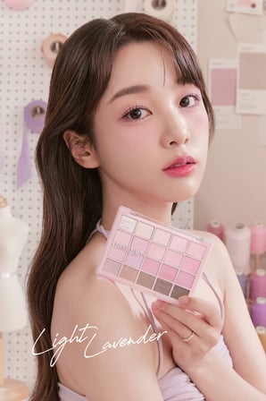 Mat ve Işıltılı Tonlardan Oluşan 20 Renkli Far Paleti DASIQUE Mood Shadow Palette (04 Light Lavender)