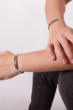 925 Ayar Zirkon Taşı Süslemeli Motifli Kelepçe Bileklik - Silver