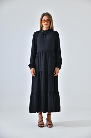 Siyah Dik Yaka Büzgü Detaylı Kat Kat Elbise