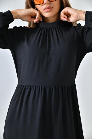 Siyah Dik Yaka Büzgü Detaylı Kat Kat Elbise