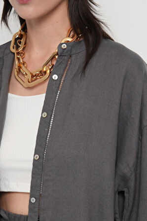 KADIN ANTRASİT RENGİ HAKİM YAKA ÖNÜ VE KOLLARI DANTEL DETAYLI GÖMLEK