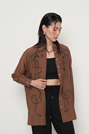 KADIN ÖNÜ BONCUK İŞLEMELİ OVERSİZE KESİM DÜZ RENK GÖMLEK