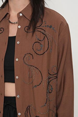 KADIN ÖNÜ BONCUK İŞLEMELİ OVERSİZE KESİM DÜZ RENK GÖMLEK