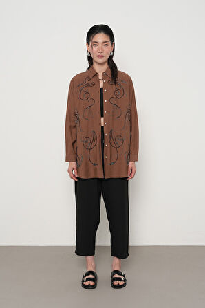 KADIN ÖNÜ BONCUK İŞLEMELİ OVERSİZE KESİM DÜZ RENK GÖMLEK