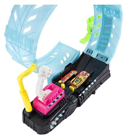 Hot Wheels Monster Trucks Karanlıkta Parlayan Çemberde Yarış Seti HBN02