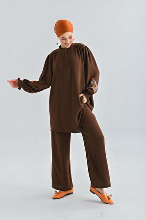 Kahverengi Hakim Yaka Omuz Büzgülü Kolu Gipeli ve Nakış Detay