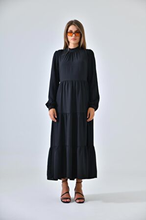 Siyah Dik Yaka Büzgü Detaylı Kat Kat Elbise