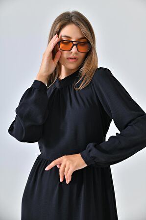 Siyah Dik Yaka Büzgü Detaylı Kat Kat Elbise